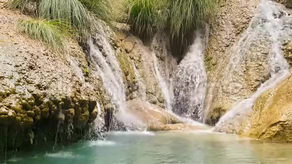 希腊著名的Polilimnio瀑布视频的预览图