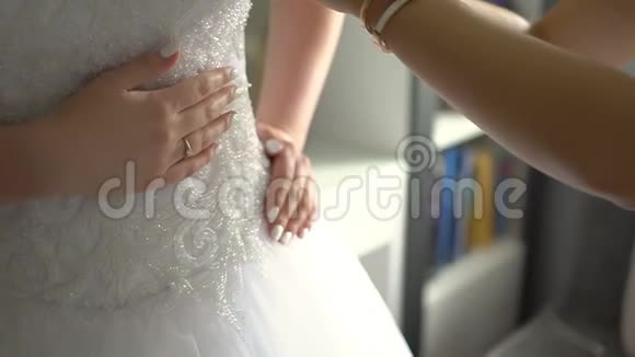 伴娘帮新娘穿婚纱视频的预览图