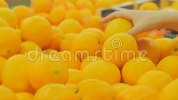 超市里的女孩挑选水果水果蔬菜超市选择橘子的女人视频的预览图