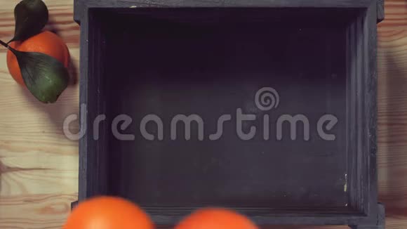 熟橙落在盒子里视频的预览图