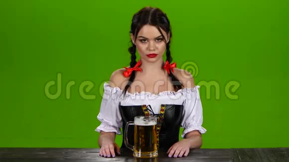 穿着巴伐利亚服装的女孩庆祝啤酒节啤酒饮酒者和招手绿色屏幕视频的预览图