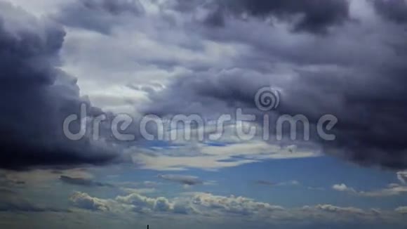 时间流逝天气正在好转灰雨云去天变蓝带小白云视频的预览图
