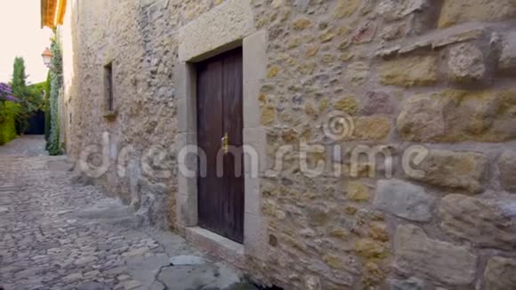 西班牙佩拉塔拉达老中世纪小镇的狭窄街道视频的预览图