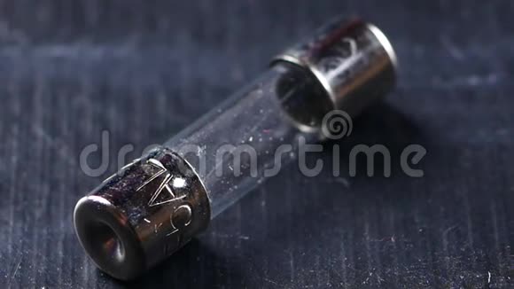 玻璃胶囊形状的电气熔断器黑色背景上宏观镜头视频的预览图
