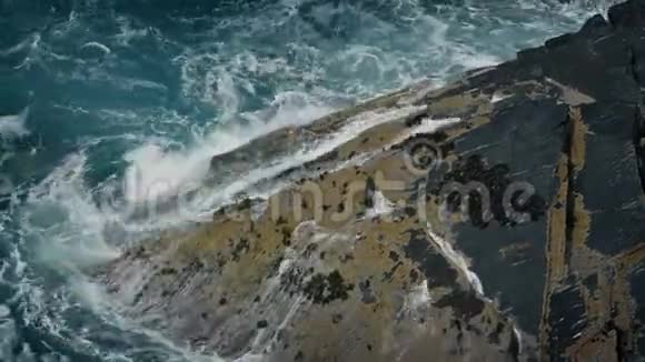 巨大的海浪冲击着岩石视频的预览图