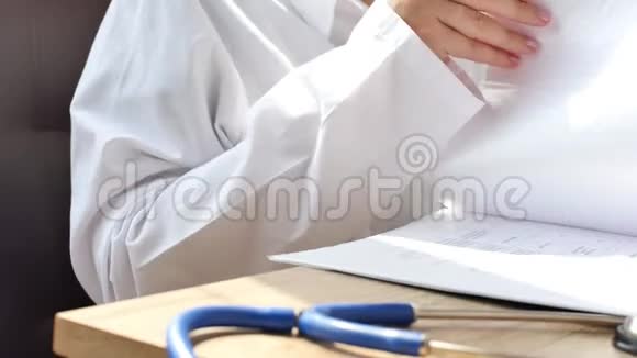 医生阅读医学研究文件视频的预览图