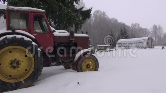 复古拖拉机和温室的农场降雪视频的预览图