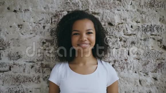 年轻快乐的非洲女孩礼物盒和微笑镜头的肖像视频的预览图