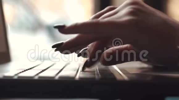女人在笔记本电脑上打字双手合拢视频的预览图