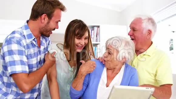 一家人在看老照片视频的预览图