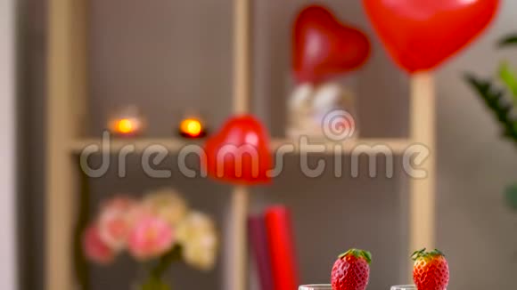 情人节的红色糖果和香槟视频的预览图