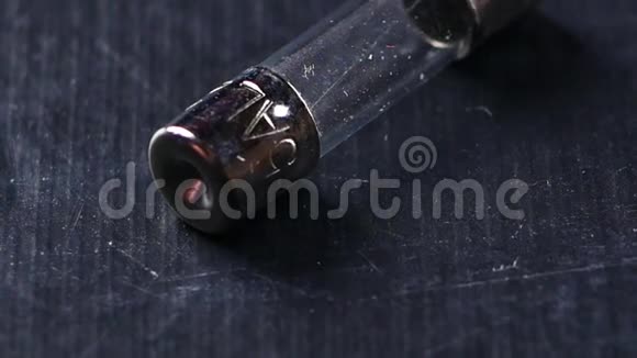 玻璃胶囊形状的电气熔断器黑色背景上宏观镜头视频的预览图