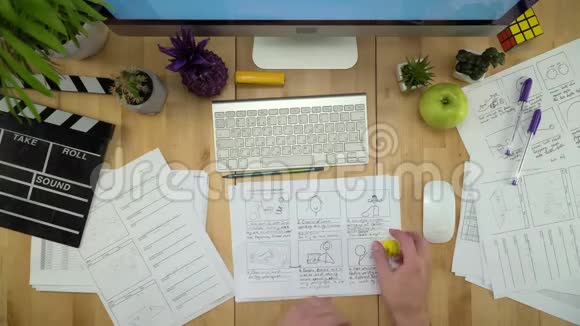 有电脑和故事板的职场男人视频的预览图