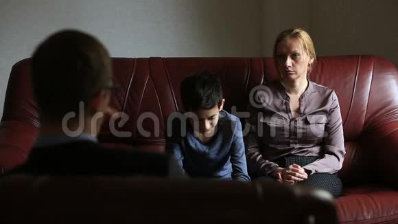 心理医生的咨询男性心理学家与一名妇女及其十几岁的儿子进行家庭咨询视频的预览图