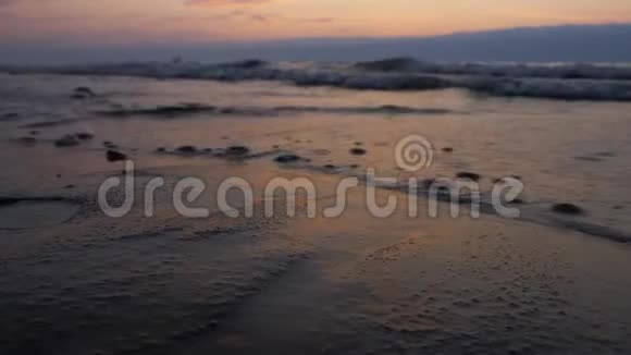 海边美丽的魔法日落视频的预览图