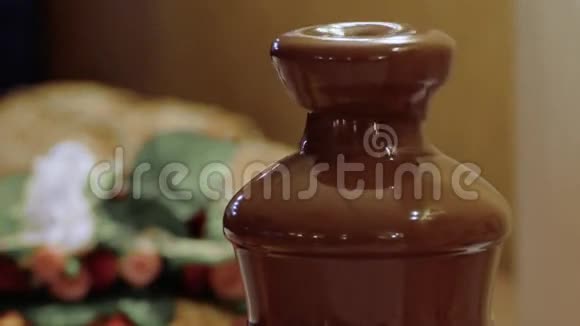 巧克力喷泉融化的黑巧克力视频的预览图