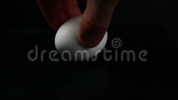一个人的手把一个转动一个鸡蛋视频的预览图