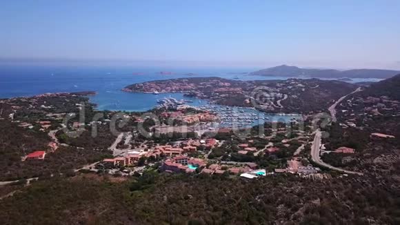 无人机视频飞过塞沃码头撒丁岛视频的预览图