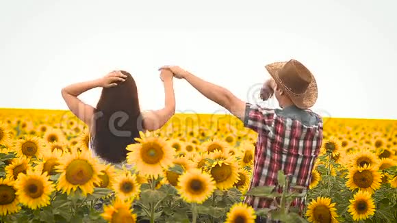 戴着帽子跳舞的男人和一个带着黄色向日葵的女孩视频的预览图