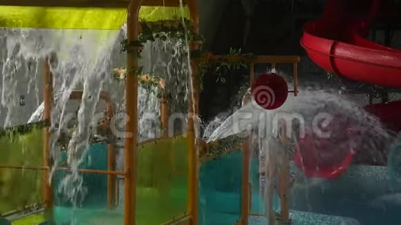 儿童游乐园瀑布流的水流视频的预览图