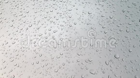 雨滴落在窗户或玻璃上视频的预览图