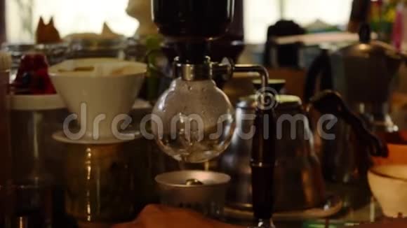 近距离咖啡师用塞芬咖啡煮咖啡视频的预览图