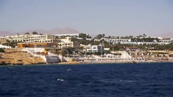 红海沿岸有海滩棕榈和酒店乘船旅行西奈半岛埃及慢动作视频的预览图