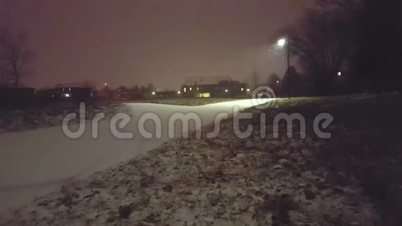公园里的雪夜美丽的夜晚雪景视频的预览图