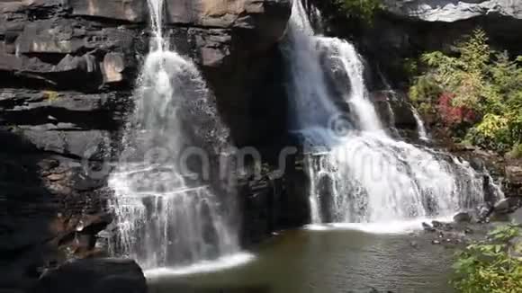看看维州的黑水瀑布视频的预览图