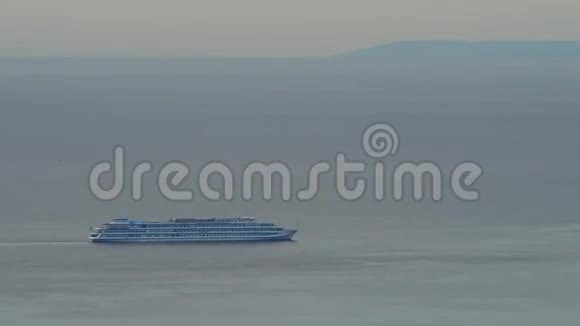客旅白船迅速沿着水面移动水面上几乎没有波浪Evapatia视频的预览图
