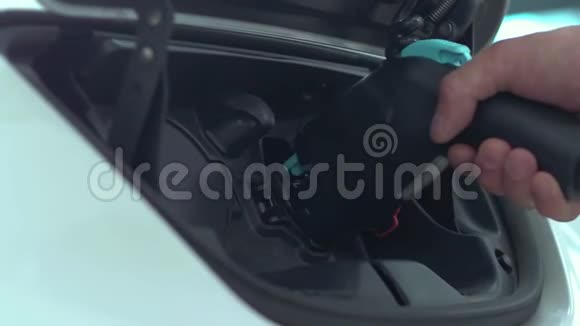 电动汽车在增压站充电电池视频的预览图