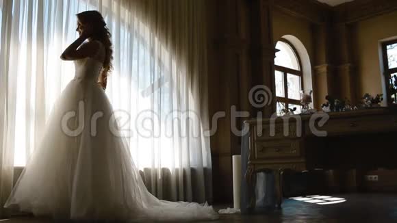 美丽的新娘摆在装饰好的桌子旁视频的预览图