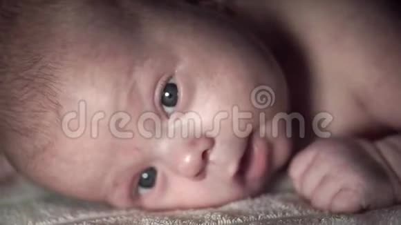一个刚出生的婴儿正试图抬起头躺在肚子上的肖像视频的预览图