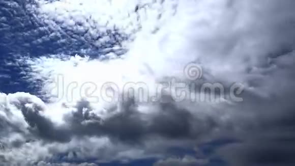 时代洛杉矶天气越来越糟高浮的白云被低灰色的云所封闭视频的预览图