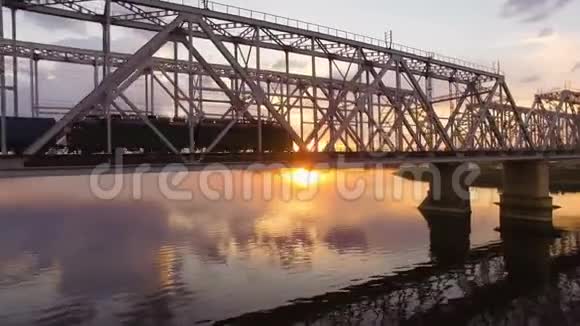 横跨伏尔加河的铁路大桥这是一列货运火车空中景观视频的预览图