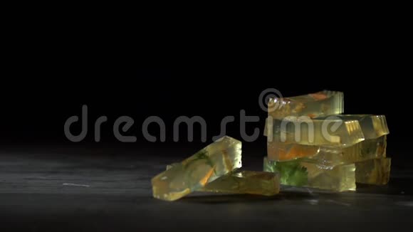 果冻碎片互相躺在一起视频的预览图
