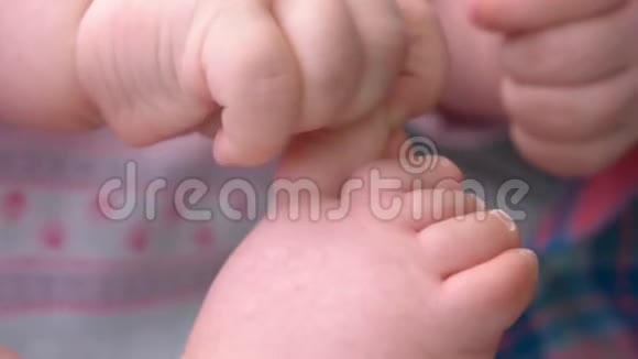 合上新生婴儿的脚视频的预览图