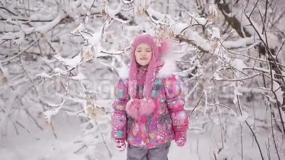 可怜的小女孩这两个姐妹在冬林里找到了彼此很幸福视频的预览图