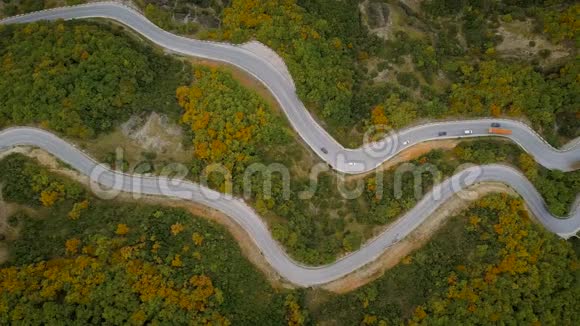 希腊山路交通鸟瞰图视频的预览图