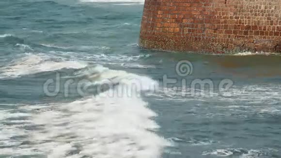 波浪冲击着墙视频的预览图