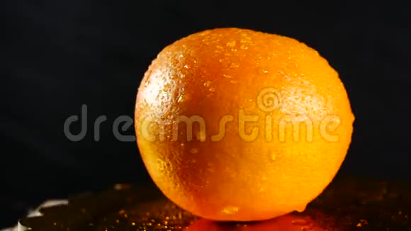 橙色在黑色背景上旋转视频的预览图