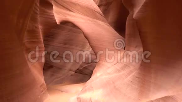 亚利桑那州羚羊峡谷内红沙石岩4k景观的野生自然地质侵蚀视频的预览图