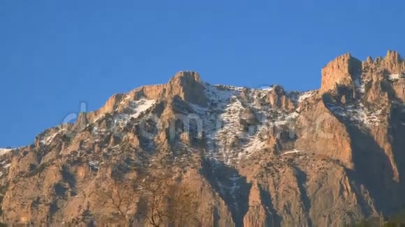 克里米亚山脉的岩石艾佩特里山视频的预览图