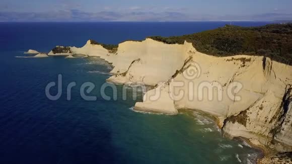 希腊科孚岛德拉斯蒂斯角的空中录像科孚岛美丽的海岸美丽的海洋景观视频的预览图