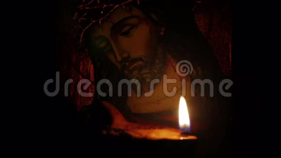 在我们主耶稣基督的偶像面前燃烧的泥油灯视频的预览图