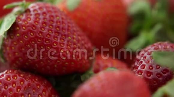 成熟的草莓叶子旋转接近视频的预览图