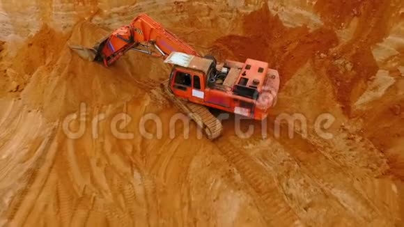 履带式挖掘机站在砂矿上的鸟瞰图采砂视频的预览图