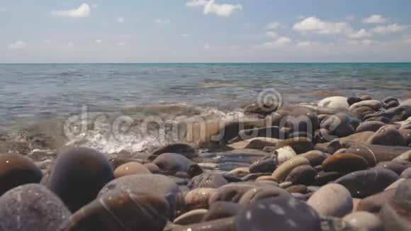 海边的大卵石海浪缓慢移动卵石视频的预览图