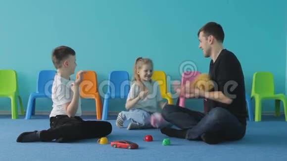 爸爸和孩子们玩玩具快乐的家庭一起玩耍视频的预览图