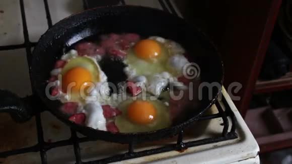 煎锅里的生鸡蛋慢动作视频的预览图